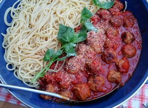 Foto principal de Spaghettis con sencillas mini albóndigas y salsa de tomate