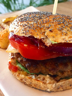 Una foto de Hamburguesa casera con pan casero