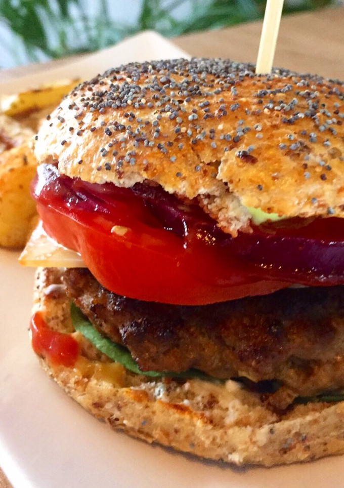 Una foto de Hamburguesa casera con pan casero