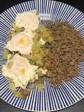 Carne picada com curgete e ovos escalfados