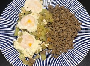 Foto de Carne picada com curgete e ovos escalfados