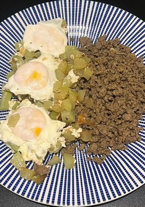 Foto de Carne picada com curgete e ovos escalfados