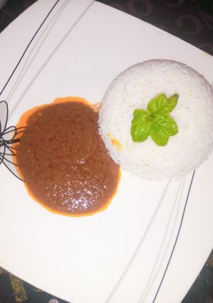 A picture of White rice and stew.