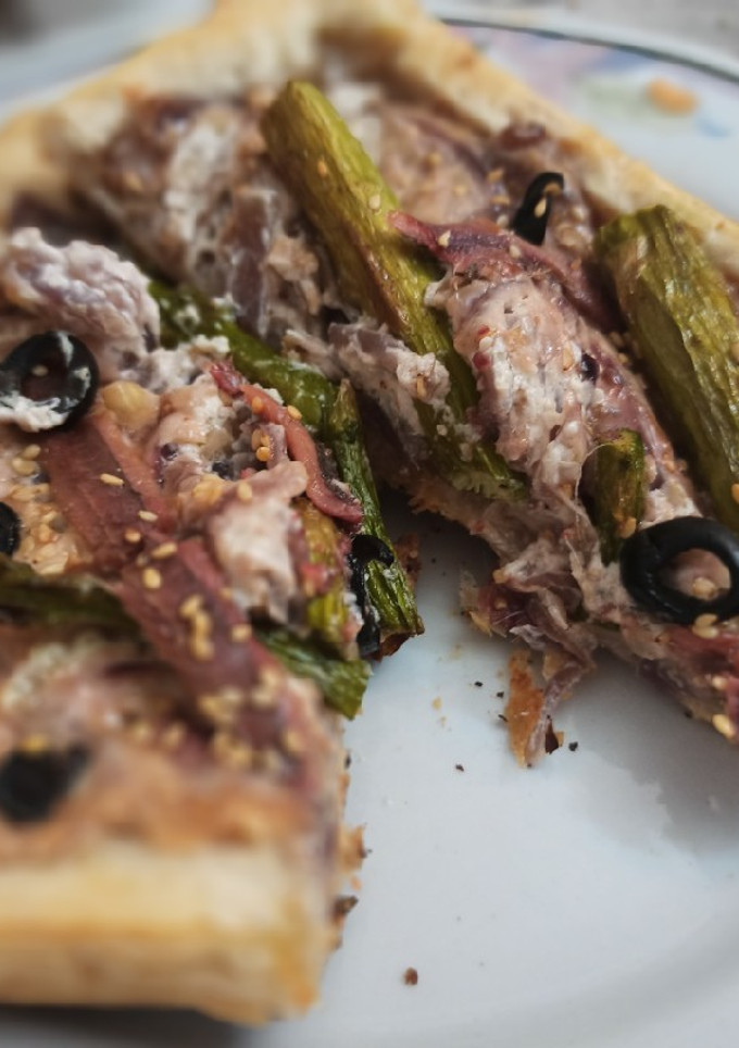 Una foto de Tartaleta salada de espárragos y anchoas