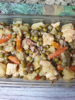 Una foto de Pechugas de pollo con menestra de verduras