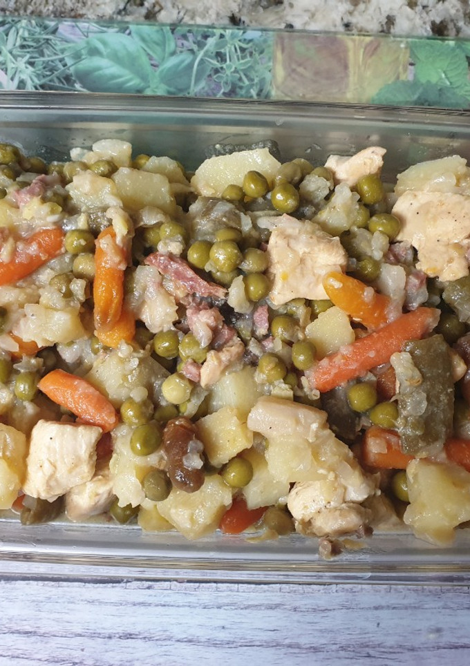 Una foto de Pechugas de pollo con menestra de verduras