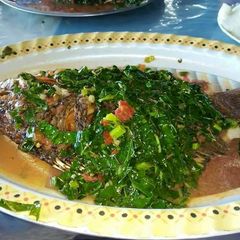 A picture of Stewed fish and kales.