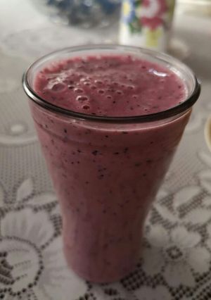 Una foto de Batido de fresas y arándanos