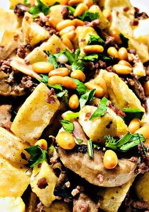 صورة لوصفة مقلوبة البطاطا مع اللحمة والفطر