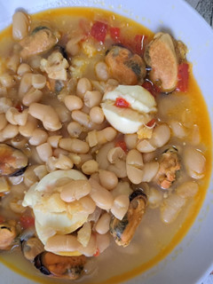 Una foto de Potaje de judías blancas con bacalao, mejillones y huevo