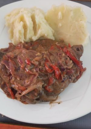 Una foto de Bifes de hígado a la criolla con salsa de crema de vino tinto y puré de papas