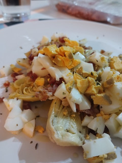 Una foto de Alcachofas con jamón y huevo