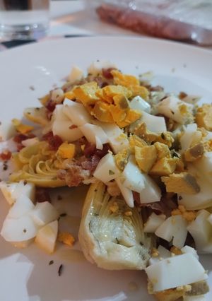 Una foto de Alcachofas con jamón y huevo
