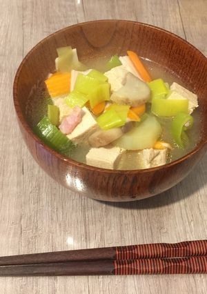 Une photo de Soupe TONJIRU au Miso et Tofu