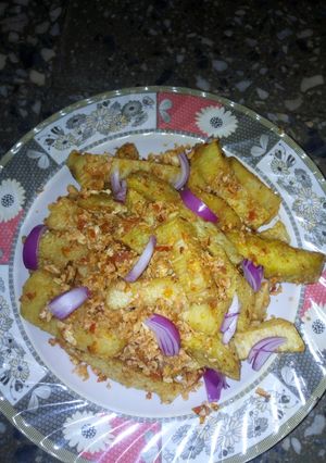 A picture of Fried yam coated with egg sauce.