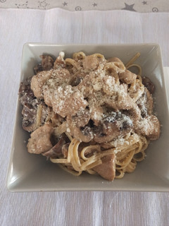 Una foto de Pasta con pollo y champiñones