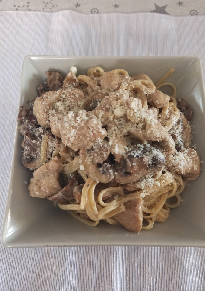 Una foto de Pasta con pollo y champiñones