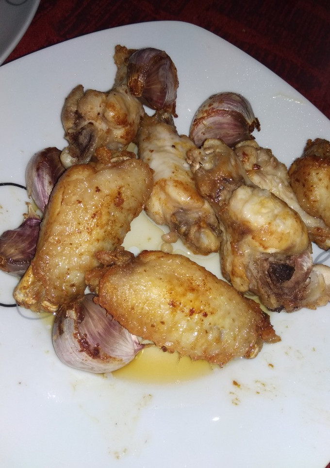 Una foto de Alitas al ajillo