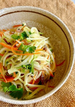 Hình của món Su hào xào cà rốt nấm mèo.