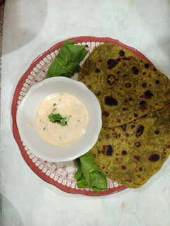 પાલક ના પરોઠા (Spinach Paratha Recipe In Gujarati) રેસીપી મુખ્ય ફોટો