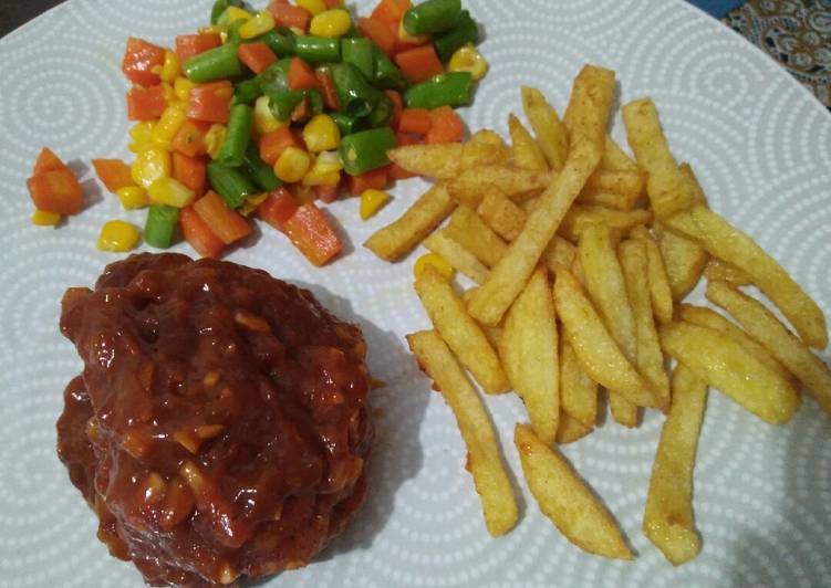 Cara Menghidangkan Fire chicken sauce BBQ and sauted vegetables with french friesh Anti Ribet!