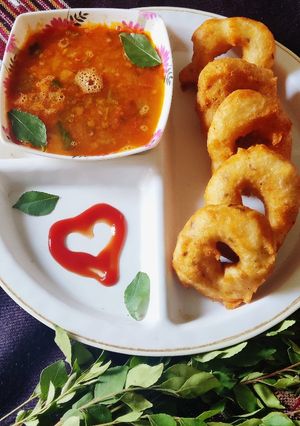 सांबर बड़ा (sambar vada recipe in Hindi) रेसिपी मुख्य फोटो