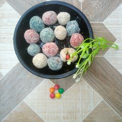 A picture of Coconut ladoo.