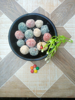 A picture of Coconut ladoo.