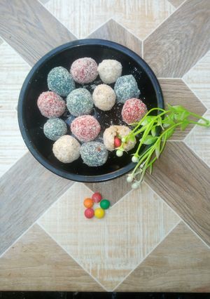A picture of Coconut ladoo.