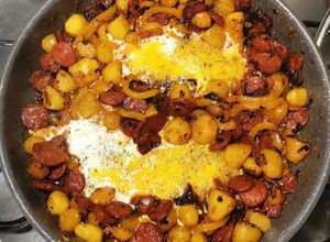 Une photo de Œuf au plat pomme de terre chorizo