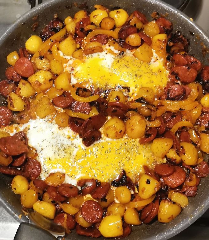 Une photo de Œuf au plat pomme de terre chorizo