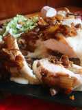 Pechuga de pollo con rulo de cabra y cebolla caramelizada
