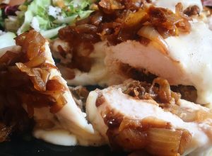 Foto principal de Pechuga de pollo con rulo de cabra y cebolla caramelizada