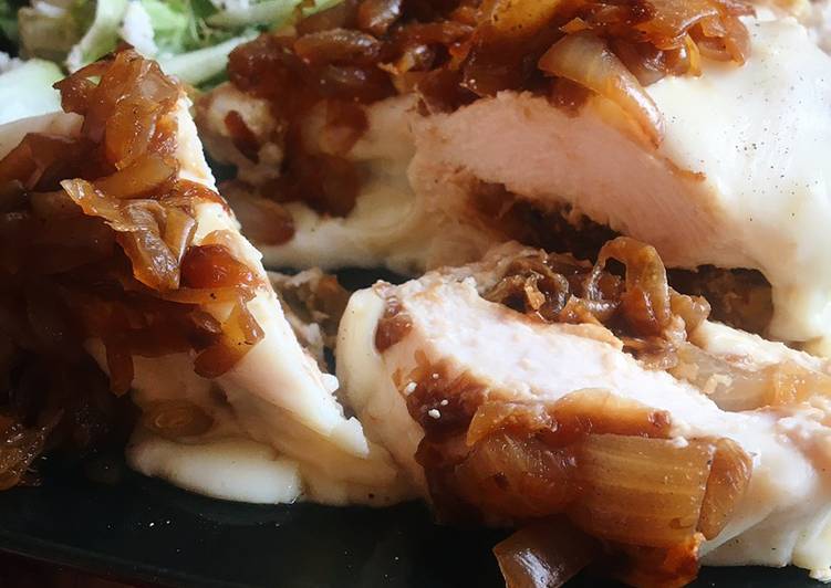 Pechuga de pollo con rulo de cabra y cebolla caramelizada