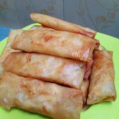 A picture of Lumpia bengkoang ayam.