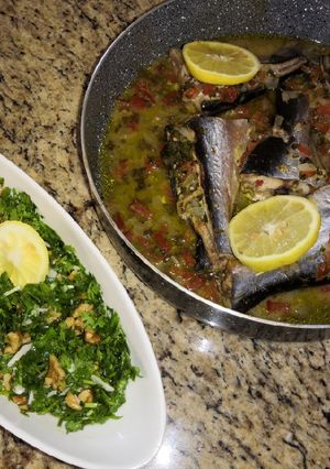 صورة لوصفة سمك مقطوع رأسه مشوي مع سلطة الكزبرة والجوز