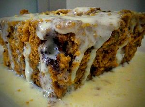 Una foto de Budín de granola con galletas de chocolate bañado en leche conde