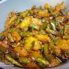 A picture of Aloo with Cluster beans.