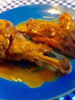 Una foto de Muslitos de pavo estofados con especias y verduras