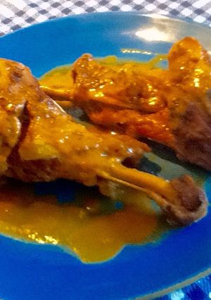 Una foto de Muslitos de pavo estofados con especias y verduras