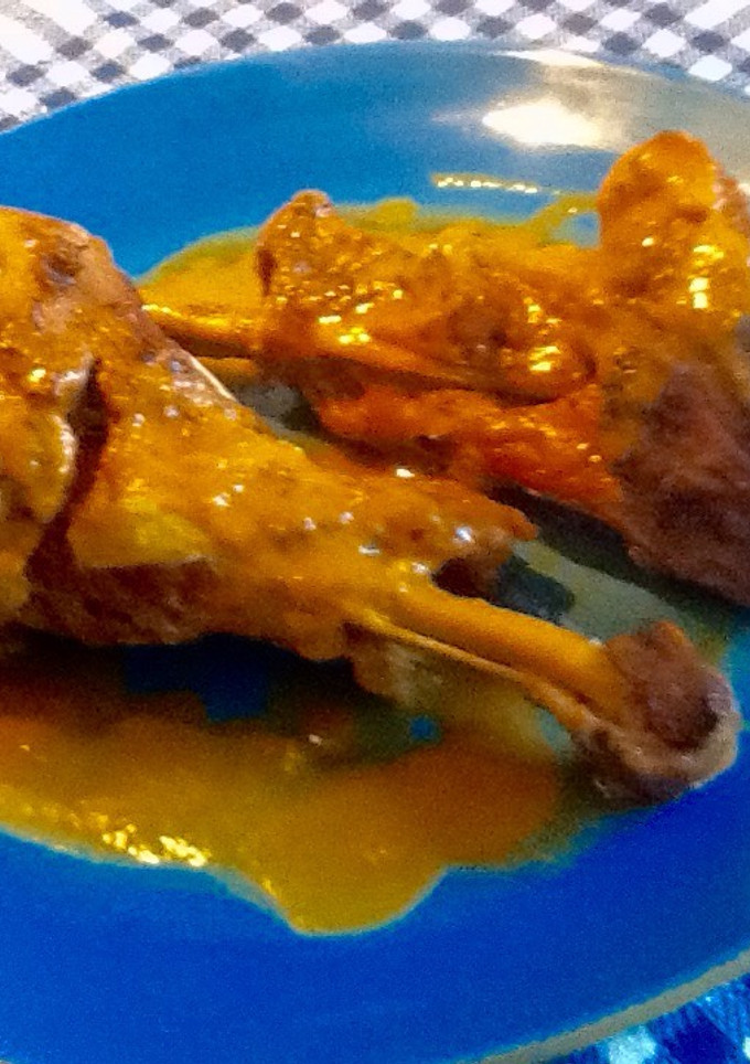 Una foto de Muslitos de pavo estofados con especias y verduras