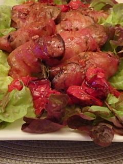 Csirkemáj baconbe tekerve rozmaring nyárson sütve recept fotója