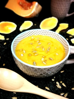 Una foto de Crema de calabaza con jamón currado