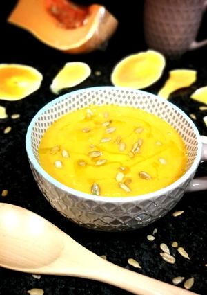 Una foto de Crema de calabaza con jamón currado