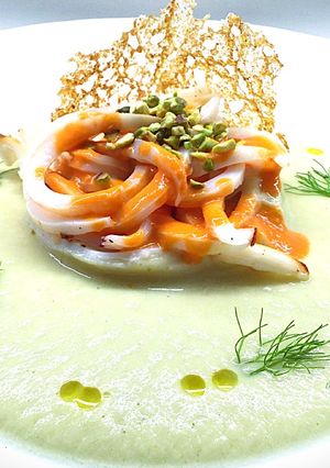 Foto di Spaghetti di calamaro con crema di finocchio e frullato di datterini piccante