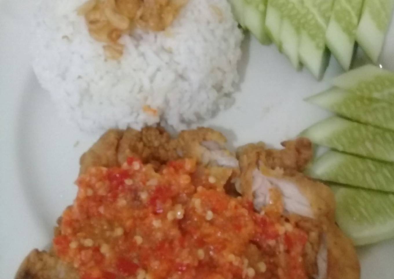 Ayam geprek sambal setan