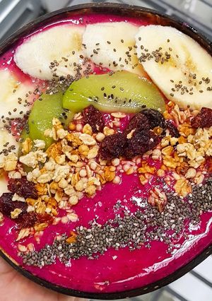 Hình của món Dragonfruit Smoothie Bowl.