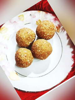 बेसन लड्डू(besan laddu recipe in hindi) रेसिपी मुख्य फोटो