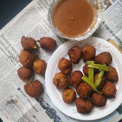 A picture of Chana dal Methi banana pakoda.