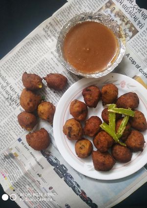 A picture of Chana dal Methi banana pakoda.